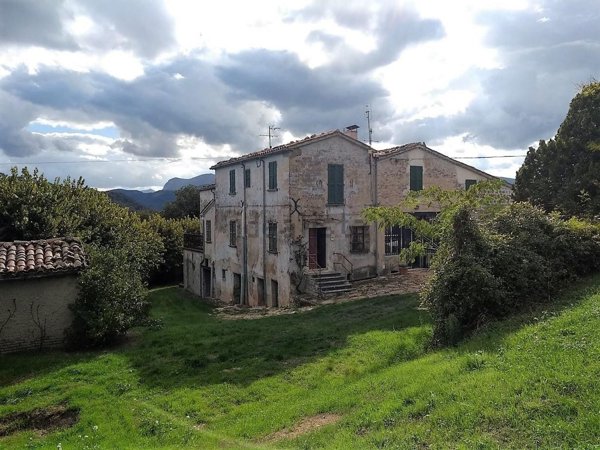 casa indipendente in vendita a Pergola
