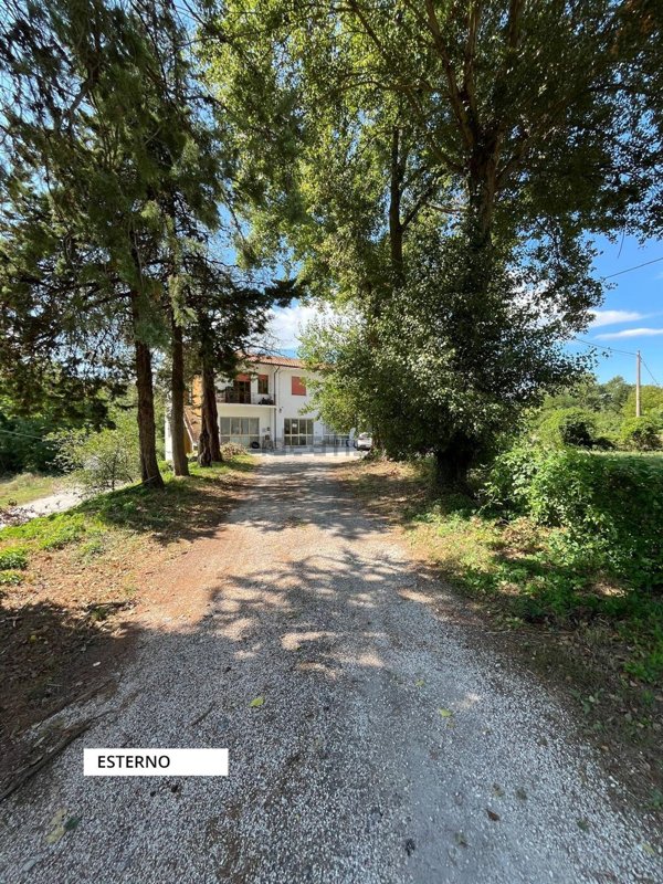 casa indipendente in vendita a Pergola