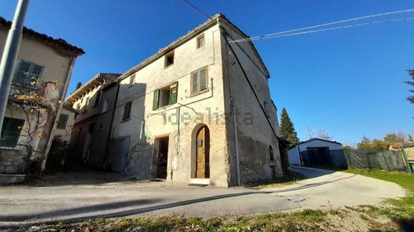 pentavano in vendita a Pergola