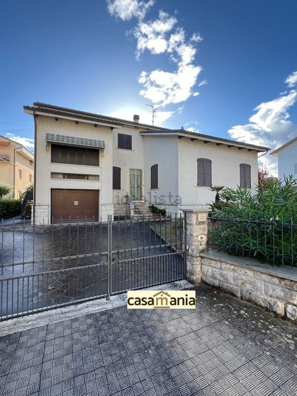 casa indipendente in vendita a Pergola