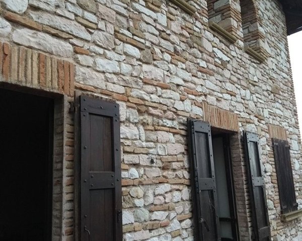 casa indipendente in vendita a Pergola in zona Pantana