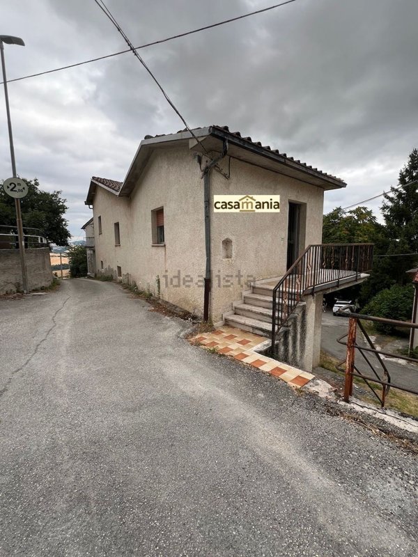 casa indipendente in vendita a Pergola