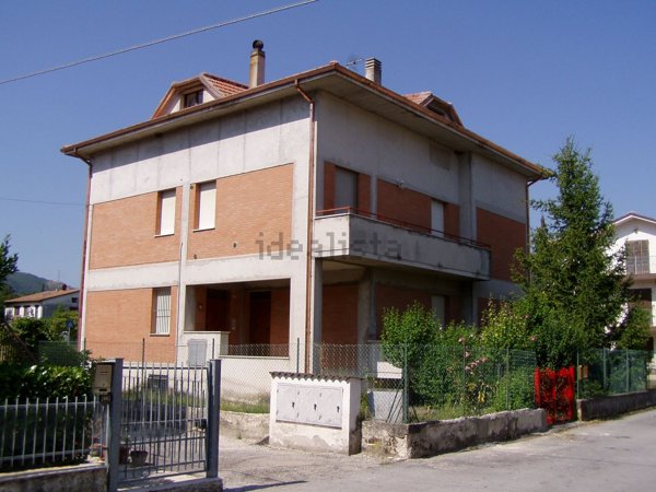 casa indipendente in vendita a Pergola