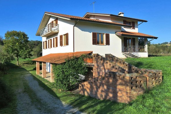 casa indipendente in vendita a Pergola