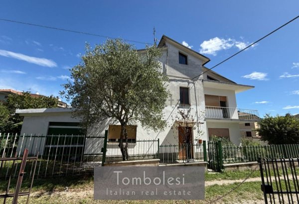 casa indipendente in vendita a Pergola