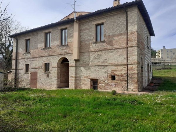 casa indipendente in vendita a Pergola