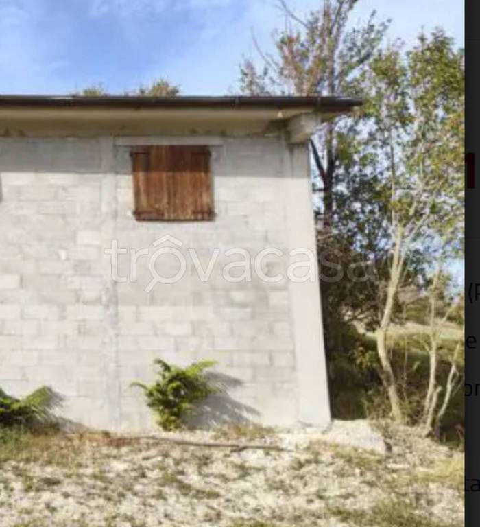 locale commerciale in vendita a Pergola in zona Fenigli