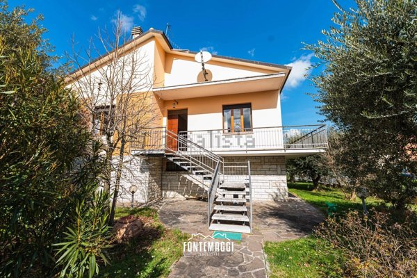 casa indipendente in vendita a Pergola