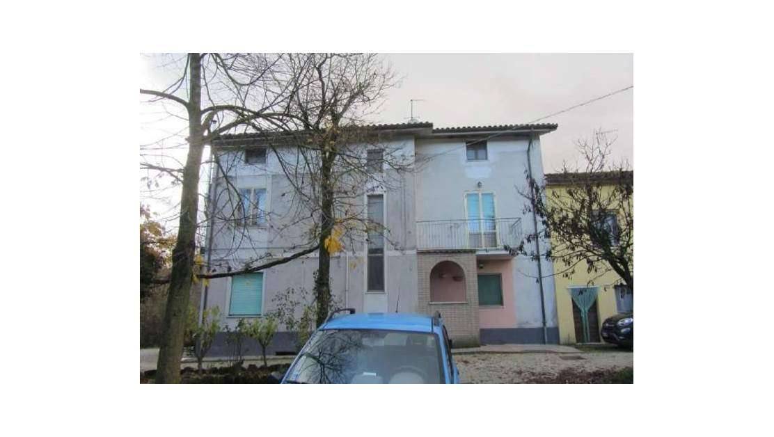 casa indipendente in vendita a Pergola in zona Bellisio Alto