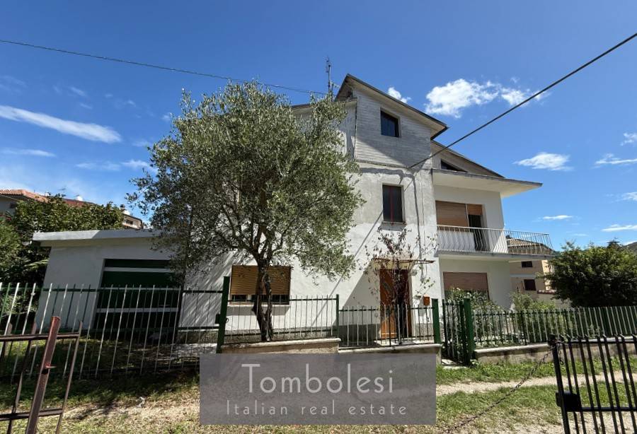 casa indipendente in vendita a Pergola