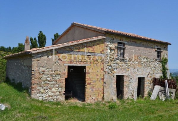 casale in vendita a Pergola