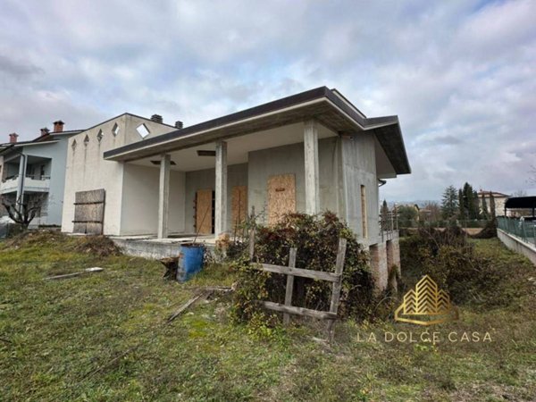 casa indipendente in vendita a Pergola