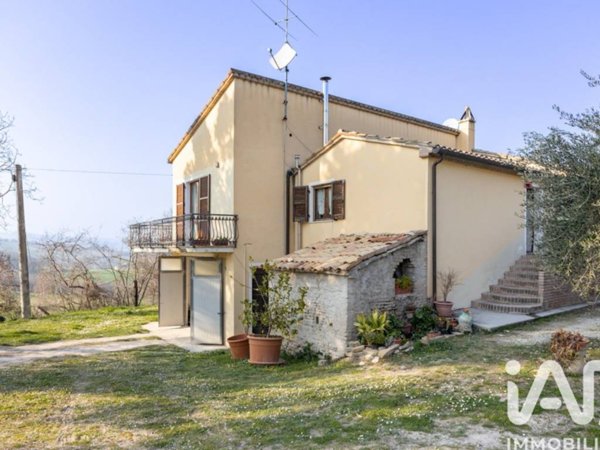 casa indipendente in vendita a Pergola