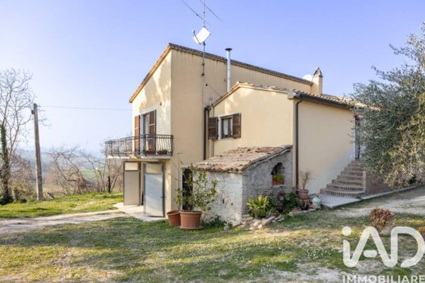 casa indipendente in vendita a Pergola