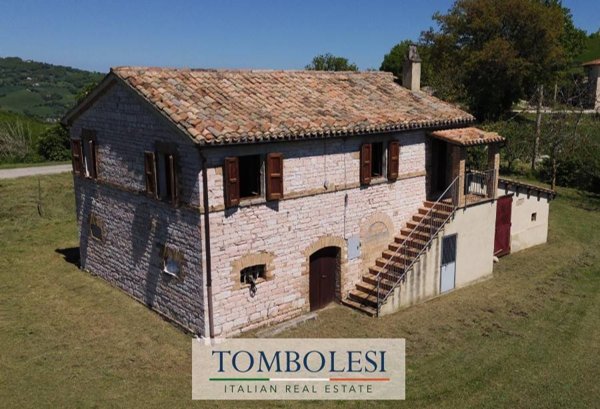 casa indipendente in vendita a Pergola