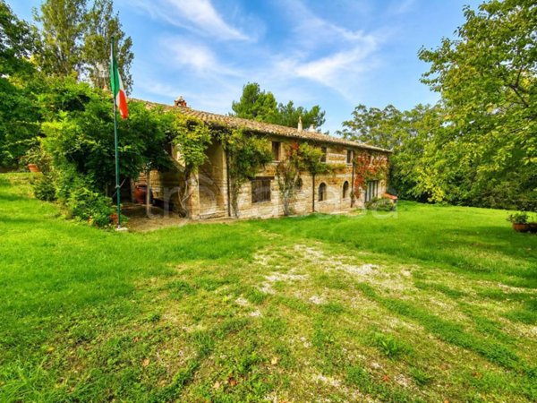 casa indipendente in vendita a Pergola