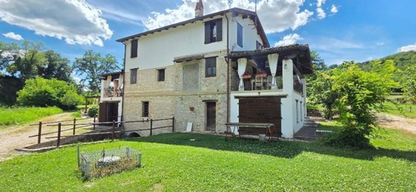 casa indipendente in vendita a Pergola