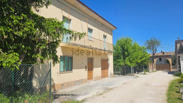 casa indipendente in vendita a Pergola