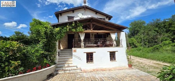 casa indipendente in vendita a Pergola