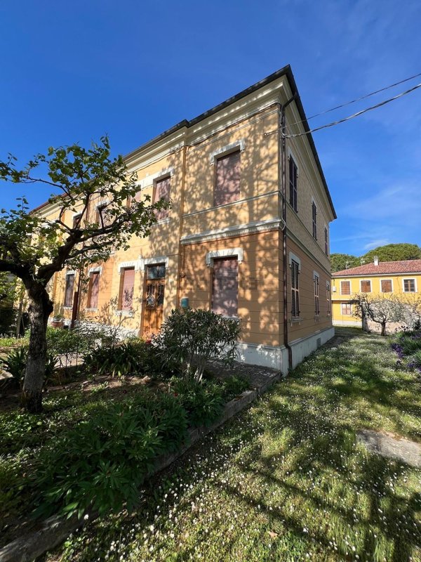 casa indipendente in vendita a Pergola