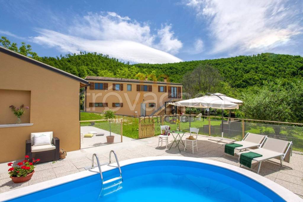 casa indipendente in vendita a Pergola