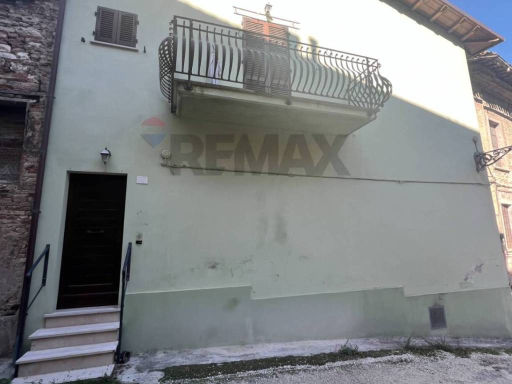 casa indipendente in vendita a Pergola