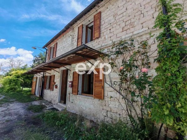 casa indipendente in vendita a Pergola in zona Cartoceto