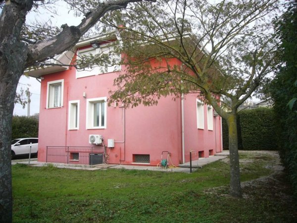 casa indipendente in vendita a Pesaro in zona Mare