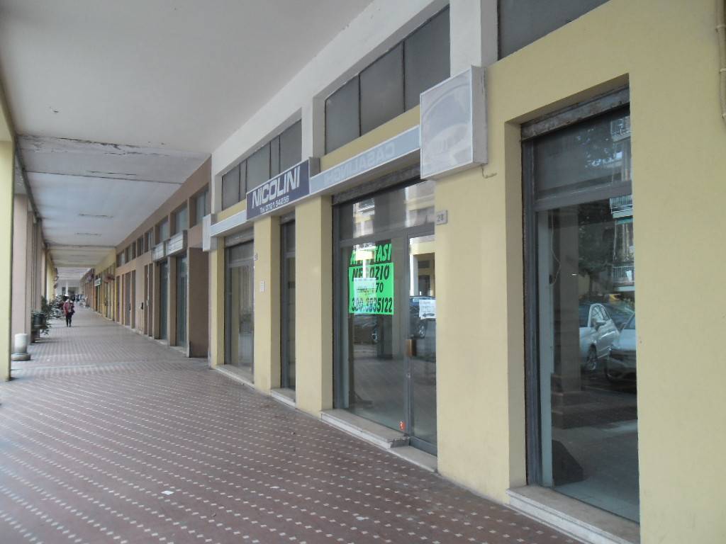 negozio in vendita a Pesaro in zona Loreto