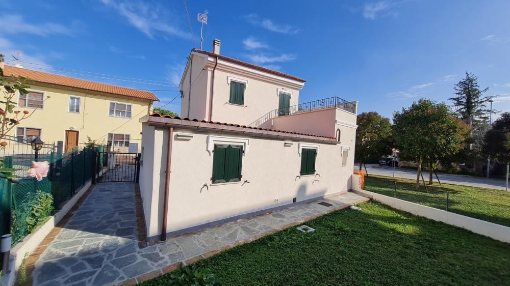 casa indipendente in vendita a Pesaro