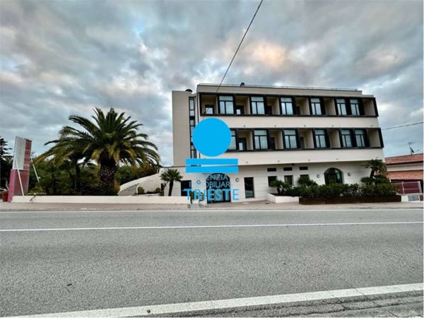 intera palazzina in vendita a Pesaro in zona Montegranaro