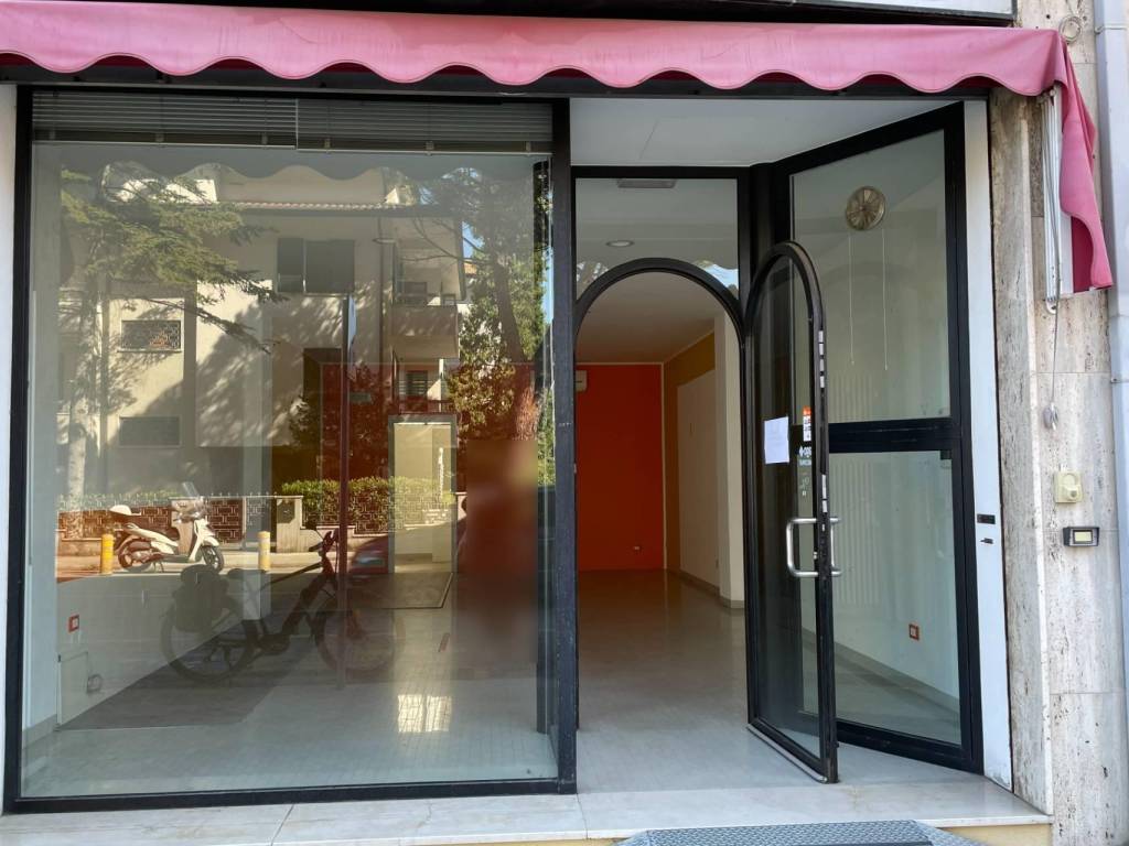 negozio in vendita a Pesaro in zona Loreto