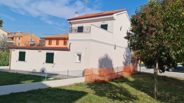 casa indipendente in vendita a Pesaro