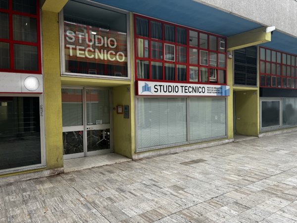 negozio in vendita a Pesaro in zona Mare