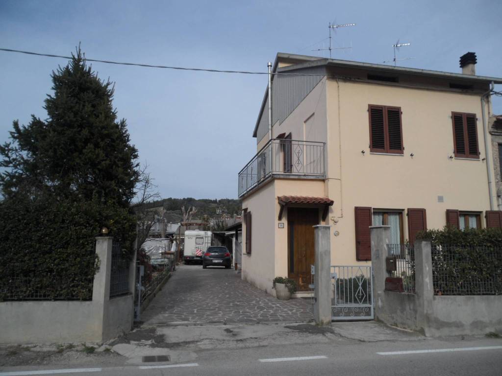 casa indipendente in vendita a Pesaro in zona Cattabrighe