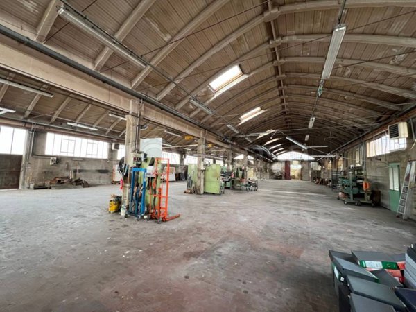 locale commerciale in vendita a Pesaro in zona Soria