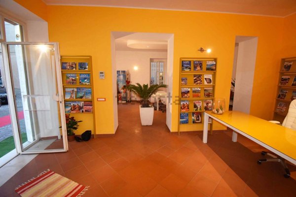 negozio in vendita a Pesaro in zona Mare