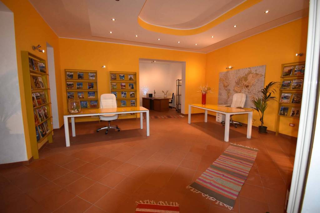 negozio in vendita a Pesaro in zona Centro Città