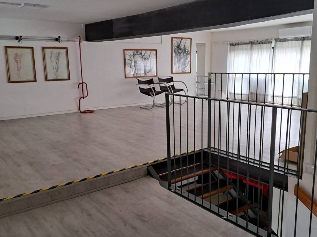 negozio in vendita a Pesaro in zona Montegranaro