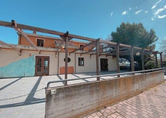 negozio in vendita a Pesaro in zona Montegranaro