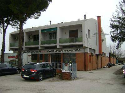 locale commerciale in vendita a Pesaro in zona Soria
