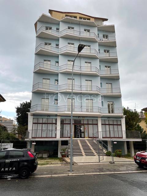 negozio in vendita a Pesaro in zona Mare