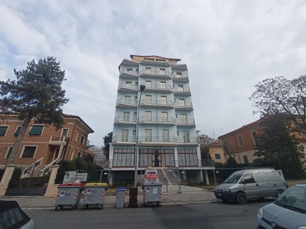 negozio in vendita a Pesaro in zona Mare