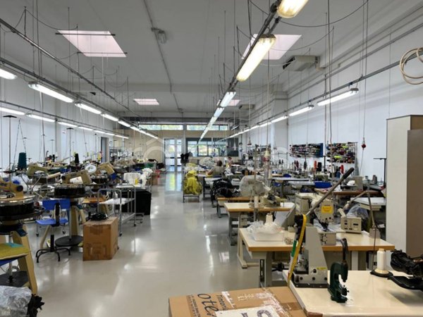 locale commerciale in vendita a Pesaro in zona Tre Ponti