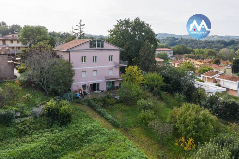 casa indipendente in vendita a Pesaro in zona Montegranaro