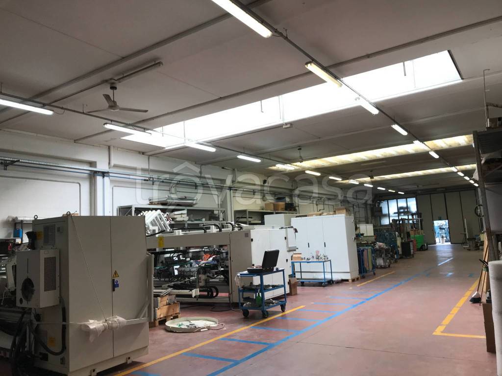 locale commerciale in vendita a Pesaro in zona Case Bruciate
