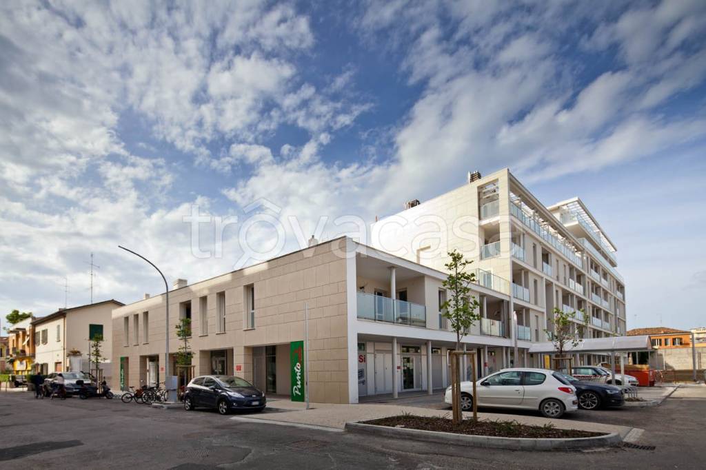 negozio in vendita a Pesaro in zona Mare