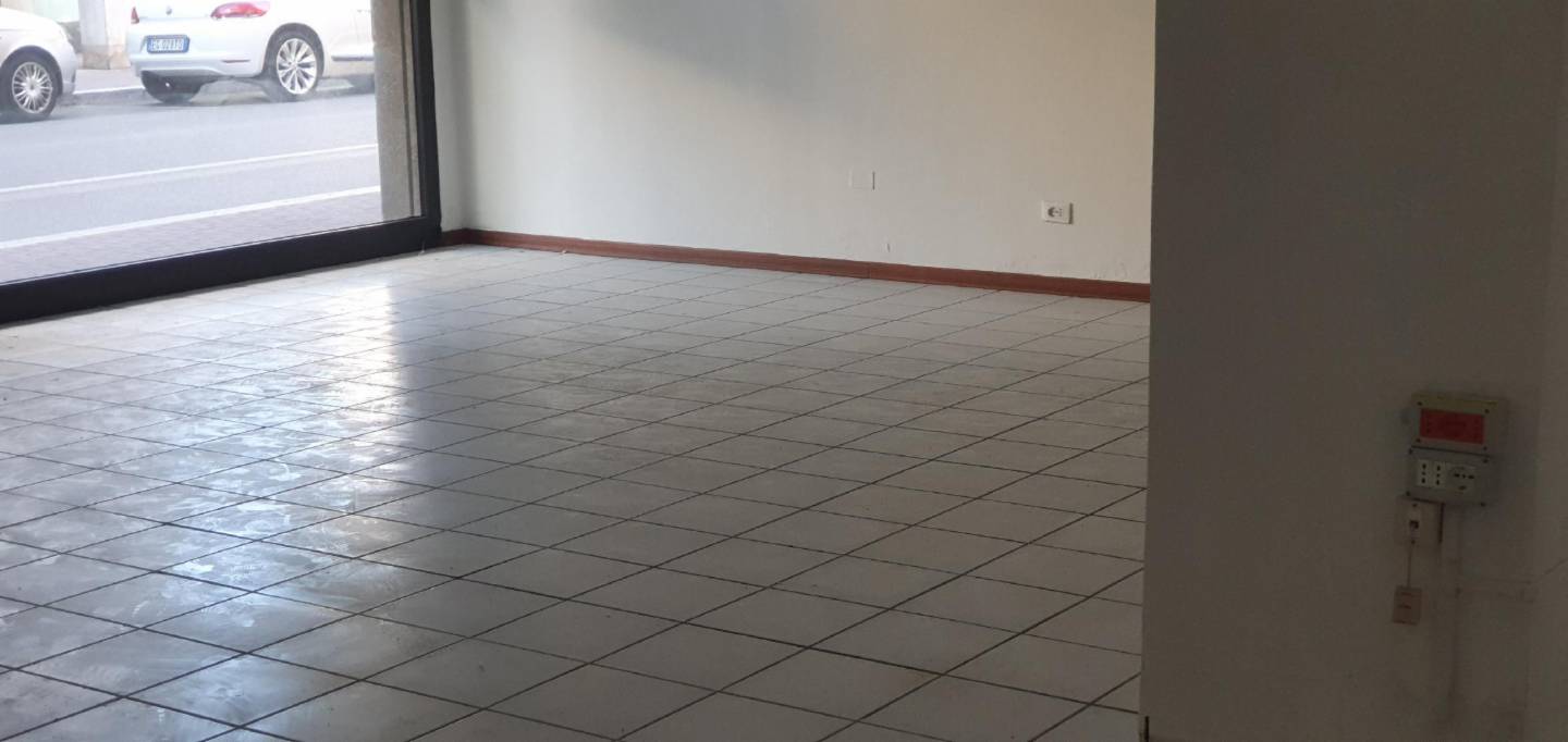negozio in vendita a Pesaro in zona Novilara