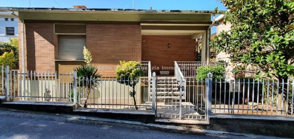casa indipendente in vendita a Pesaro in zona Loreto