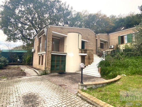casa indipendente in vendita a Pesaro in zona Montegranaro